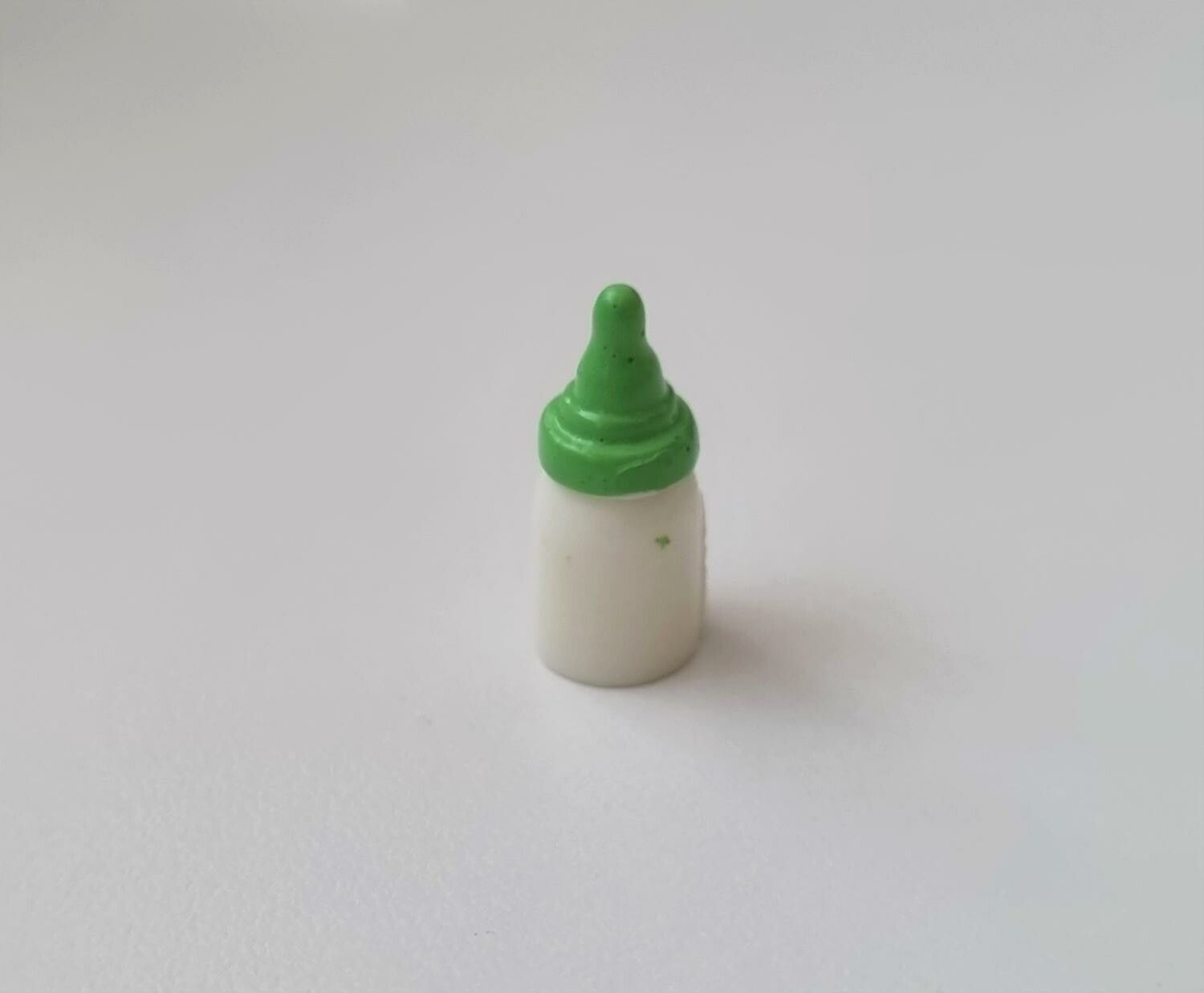 1 st grön liten nappflaska. Miniatyr till dockskåp, tittskåp
