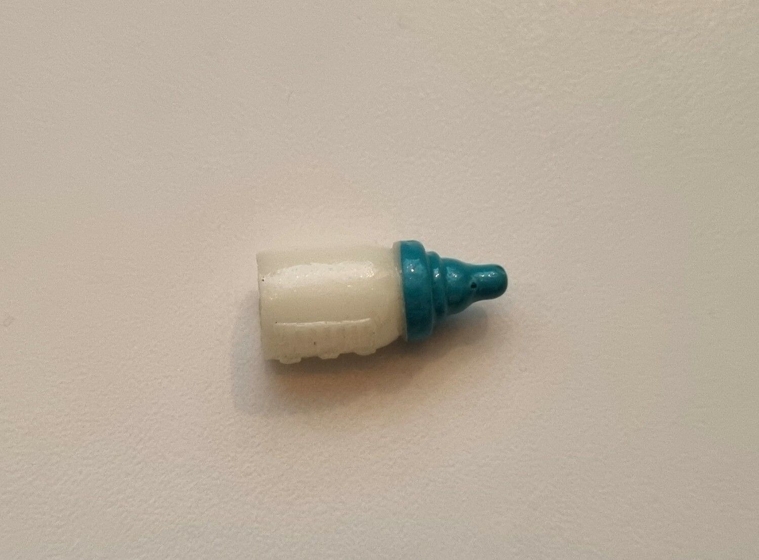 1 st blå liten nappflaska. Miniatyr till dockskåp, tittskåp