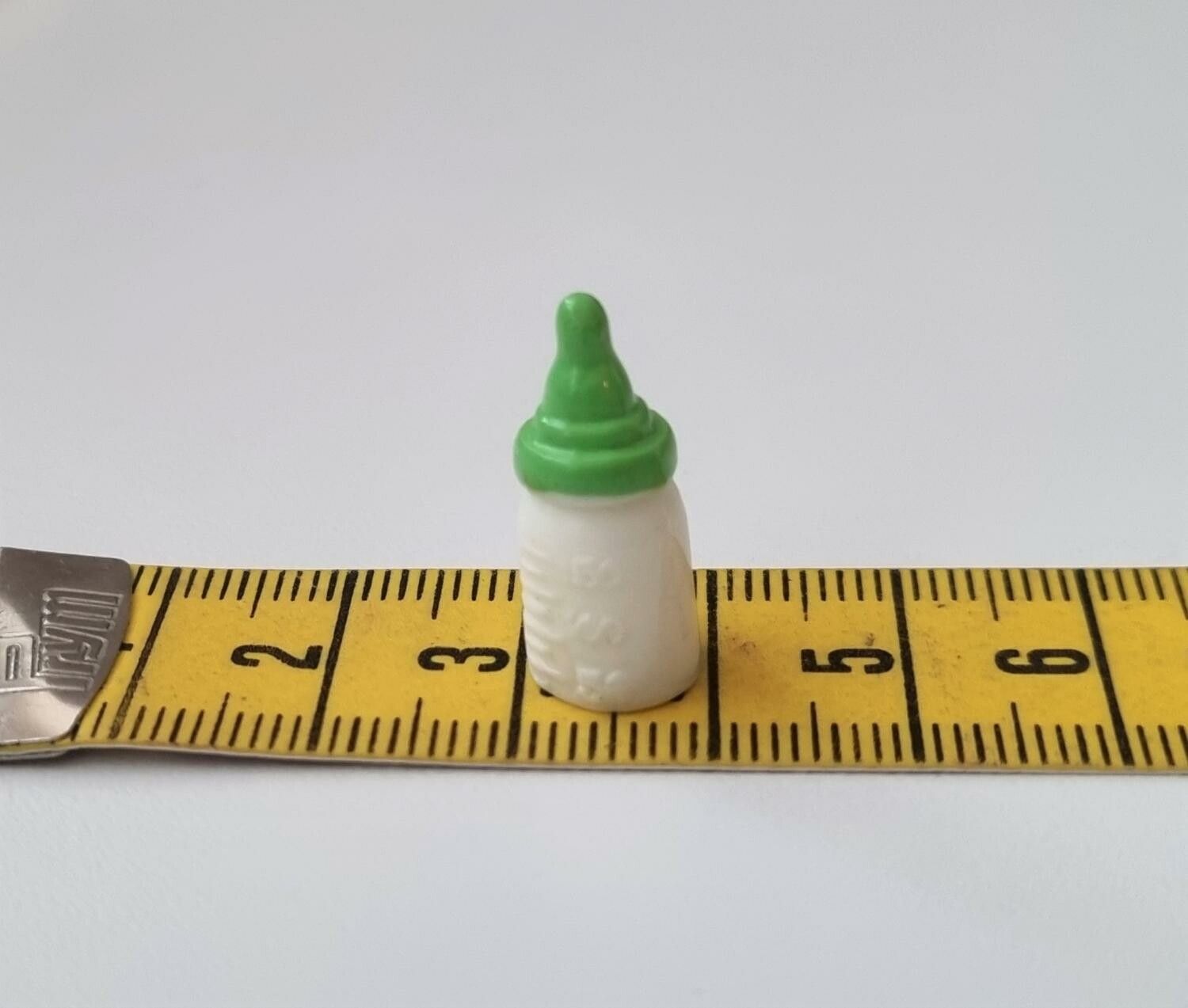 1 st grön liten nappflaska. Miniatyr till dockskåp, tittskåp