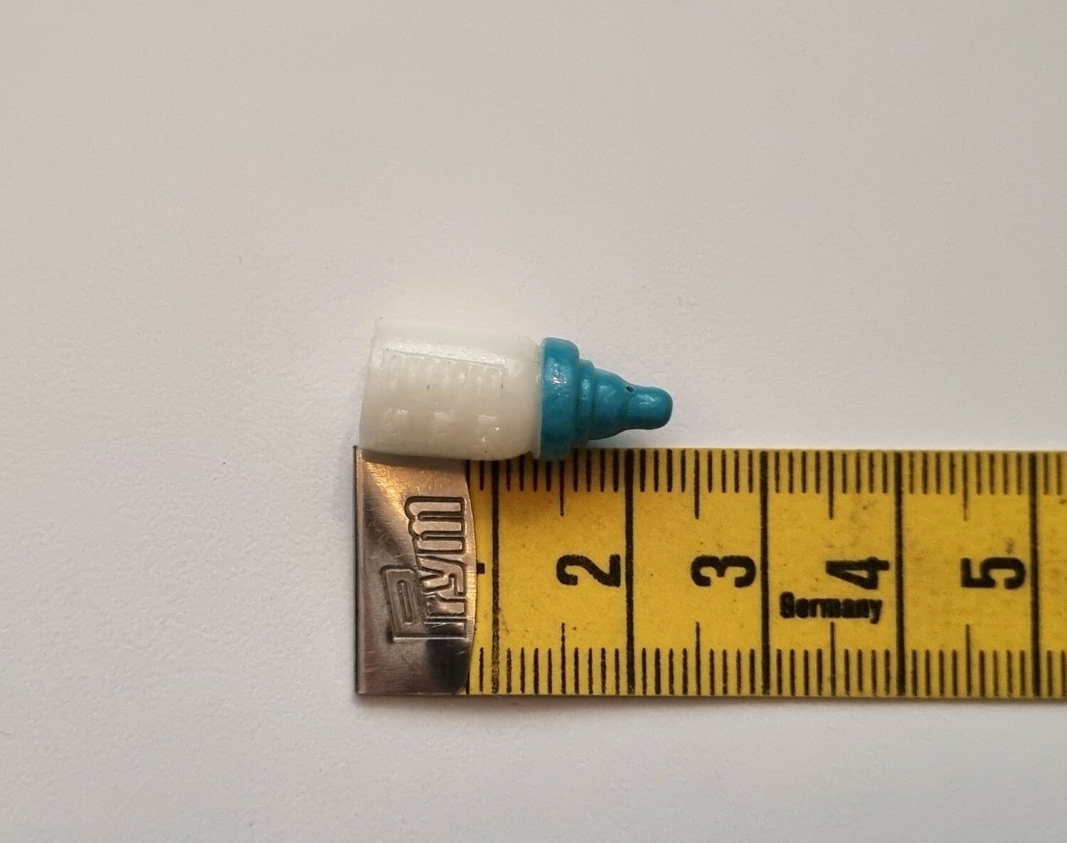 1 st blå liten nappflaska. Miniatyr till dockskåp, tittskåp