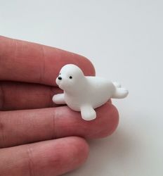 Söt liten vit säl / minisäl, miniatyr (3,5 cm lång)