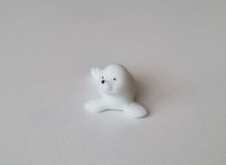 Söt liten vit säl / minisäl, miniatyr (2,8 cm lång)
