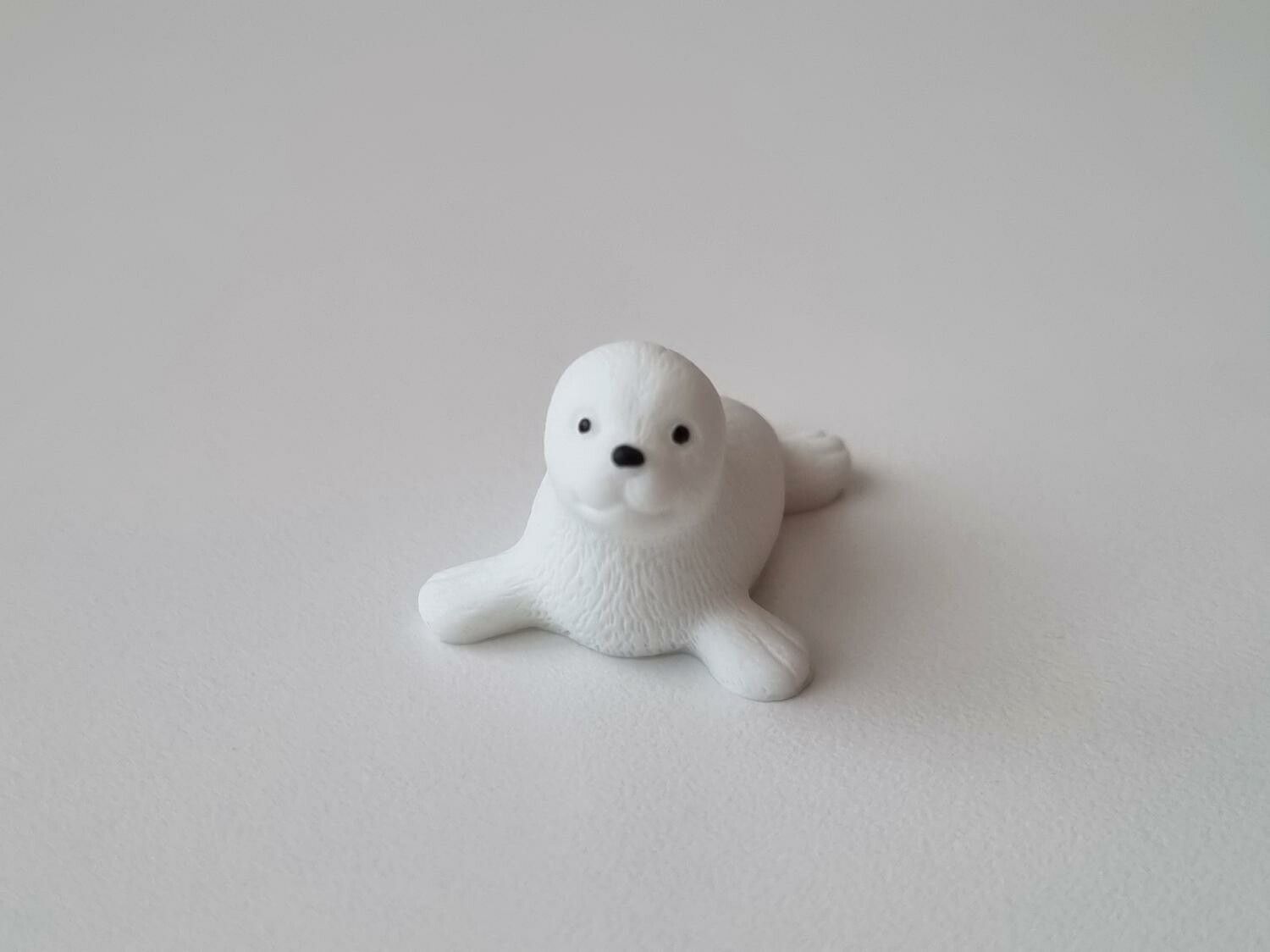 Söt liten vit säl / minisäl, miniatyr (3,5 cm lång)