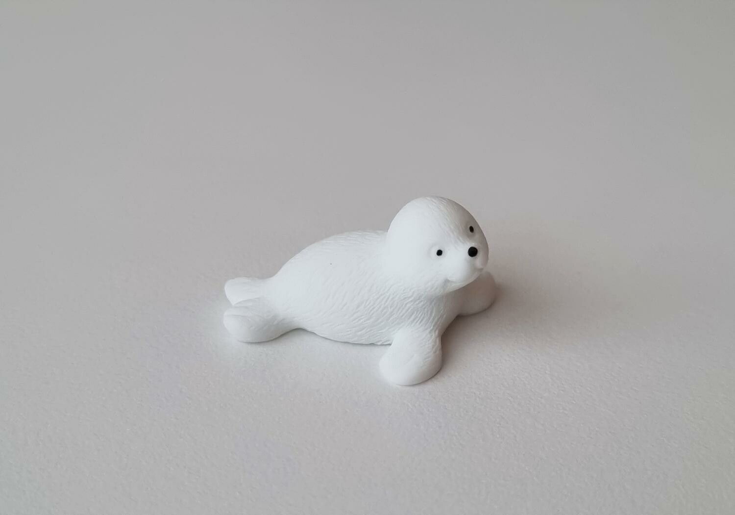 Söt liten vit säl / minisäl, miniatyr (2,8 cm lång)