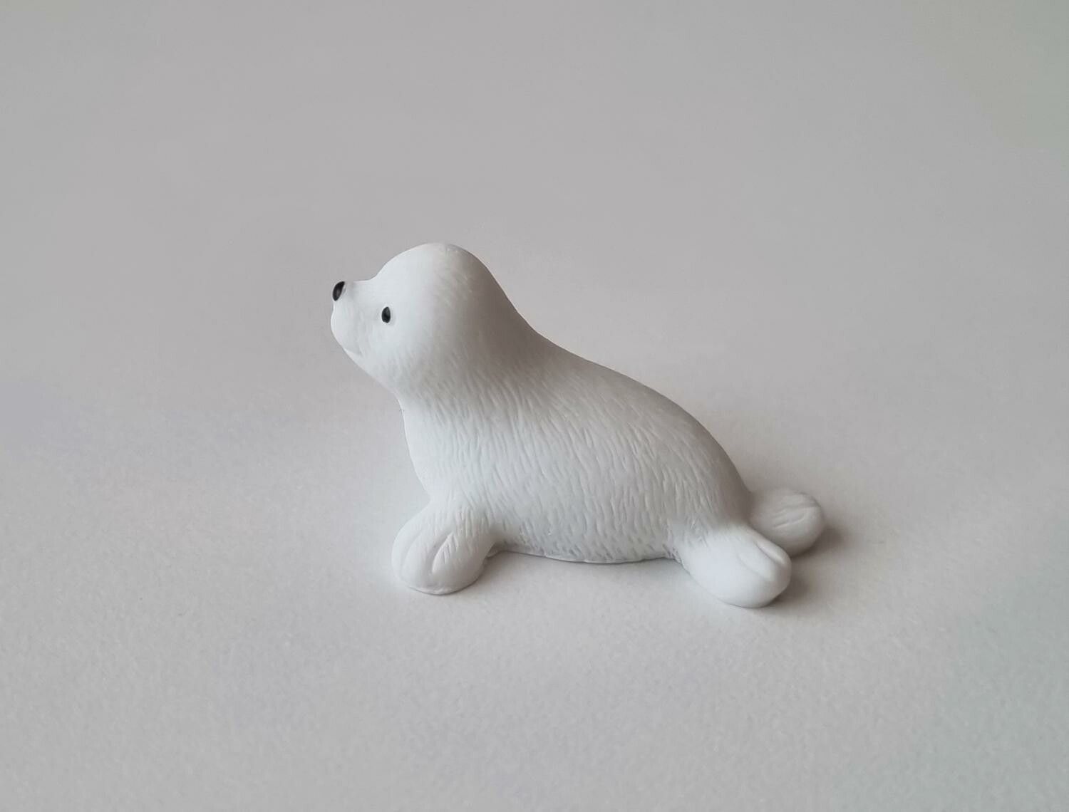 Söt liten vit säl / minisäl, miniatyr (3,5 cm lång)