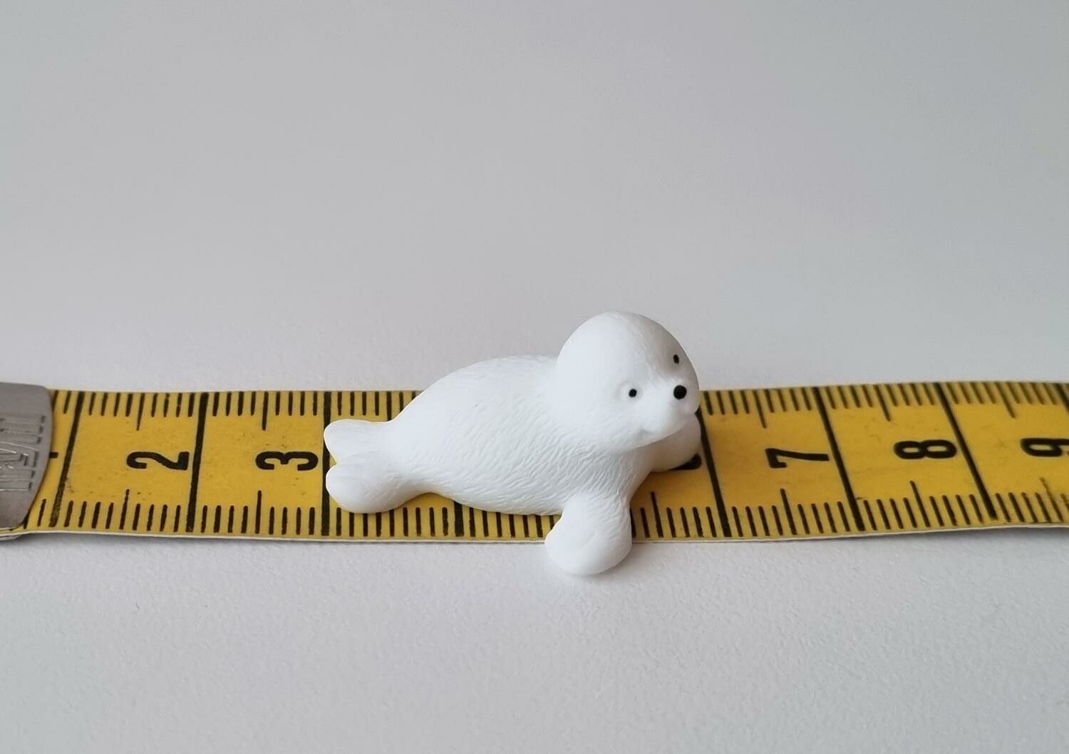 Söt liten vit säl / minisäl, miniatyr (2,8 cm lång)