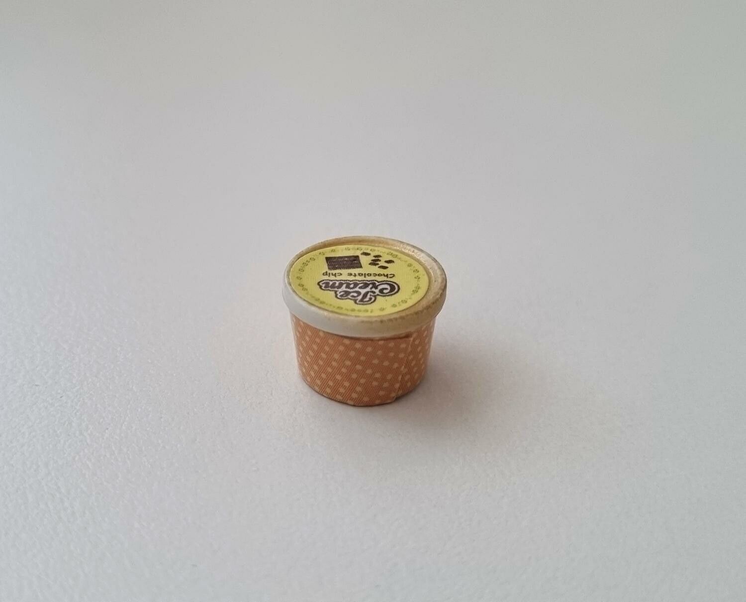 1 st bägare / glass (choklad) Miniatyr till dockskåp, tittskåp