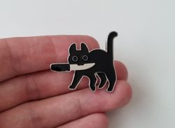 Pin, Katt med kniv i munnen
