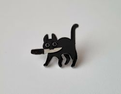 Pin, Katt med kniv i munnen
