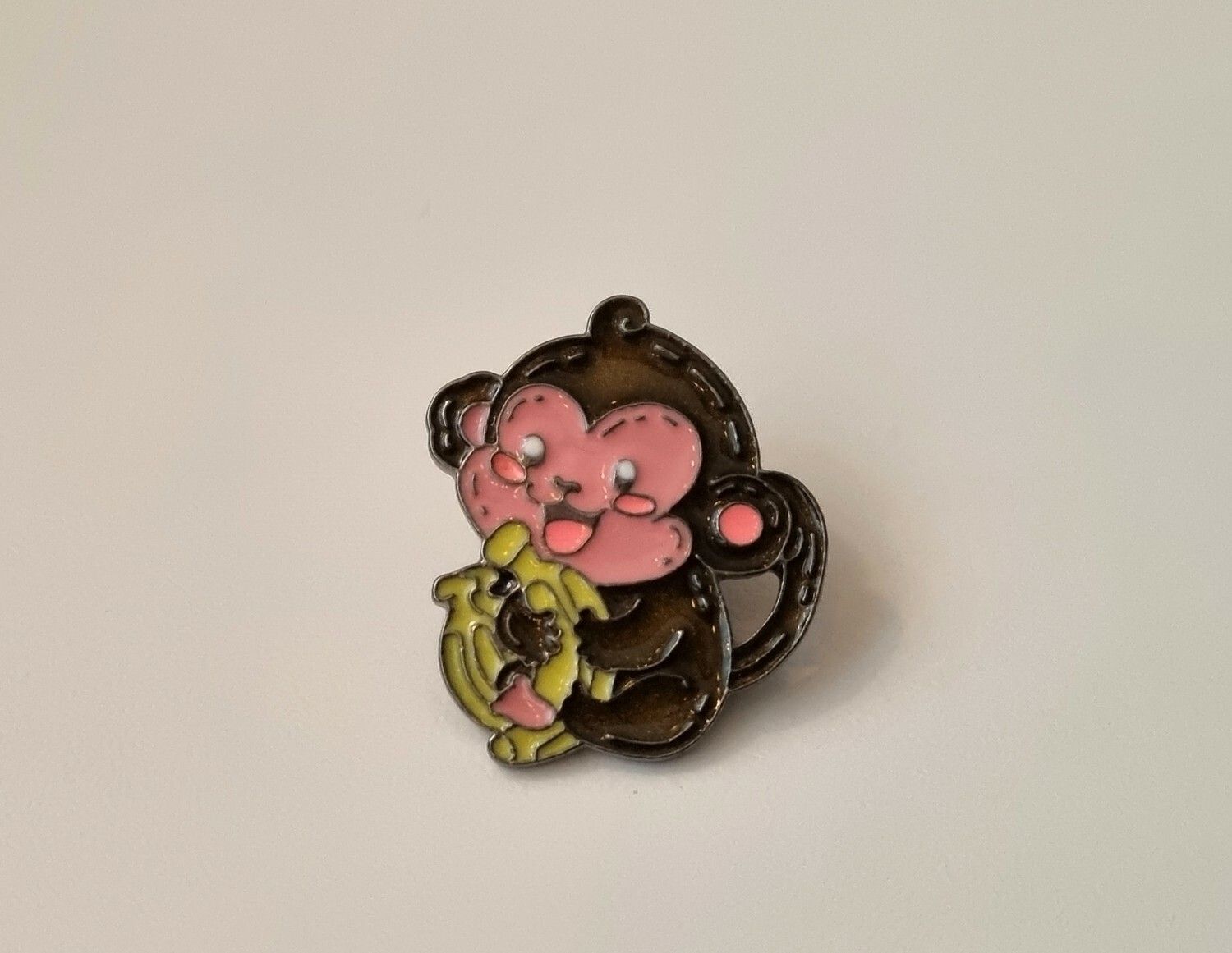 Pin, gullig liten apa med en klase bananer