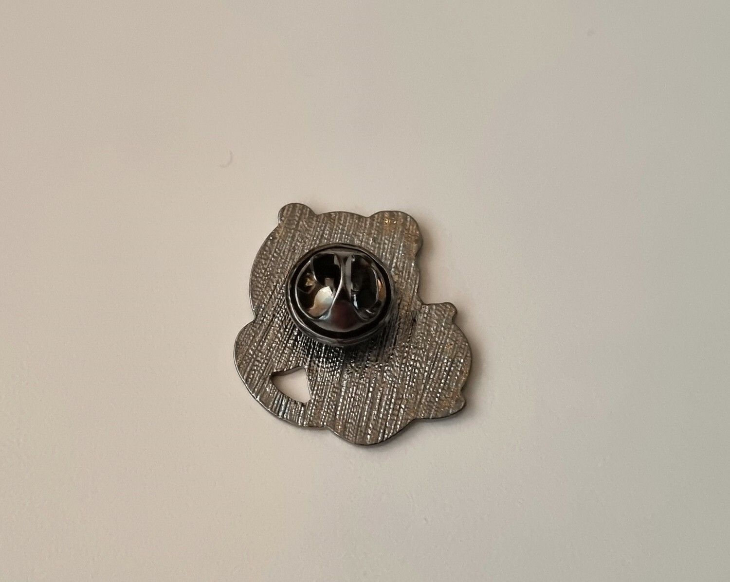 Pin, gullig liten apa med en klase bananer