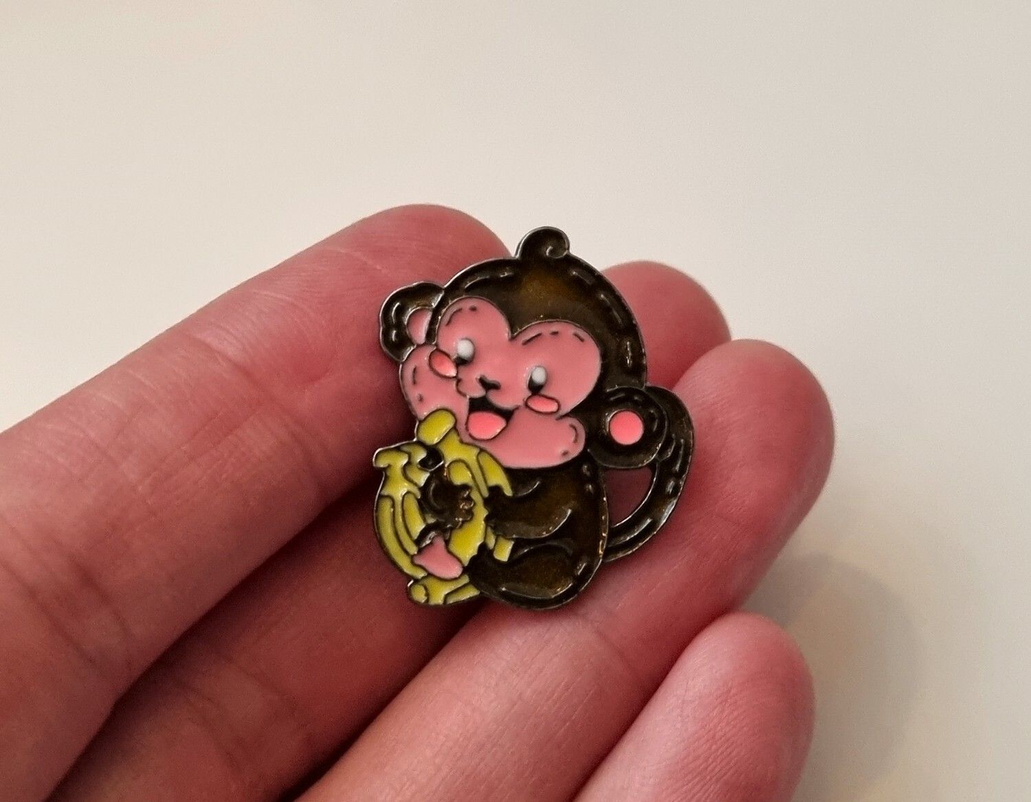 Pin, gullig liten apa med en klase bananer