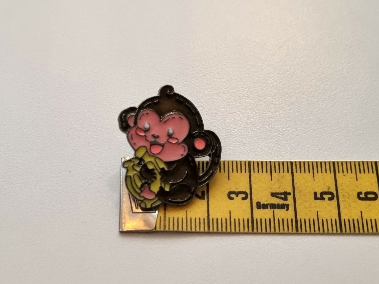 Pin, gullig liten apa med en klase bananer