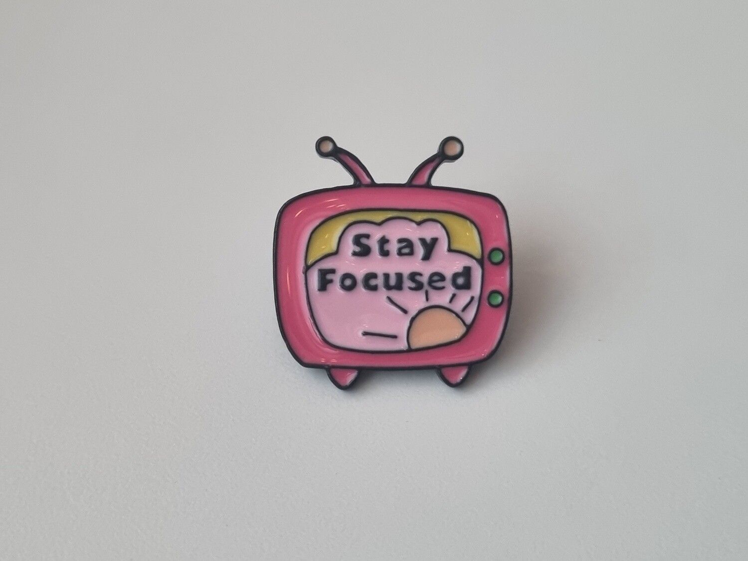 Pin med texten Stay Focused