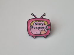 Pin med texten Stay Focused