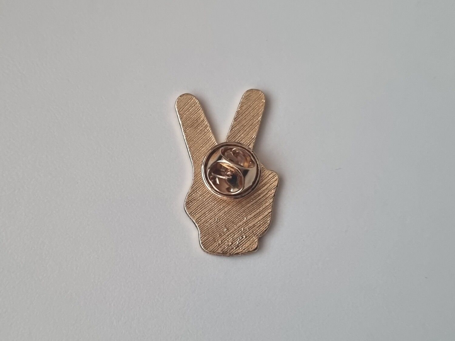 Pin med peace-tecken