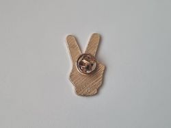 Pin med peace-tecken