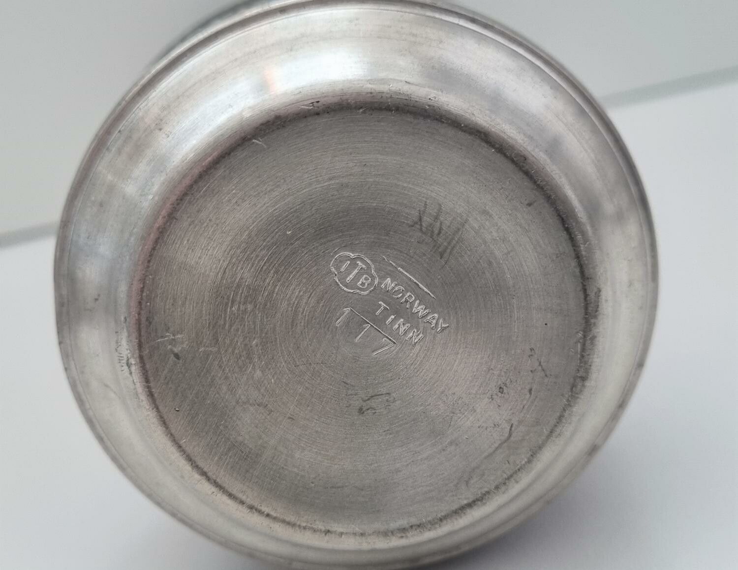 1 st detaljrik kanna i tenn (ITB Norway Tinn 117)