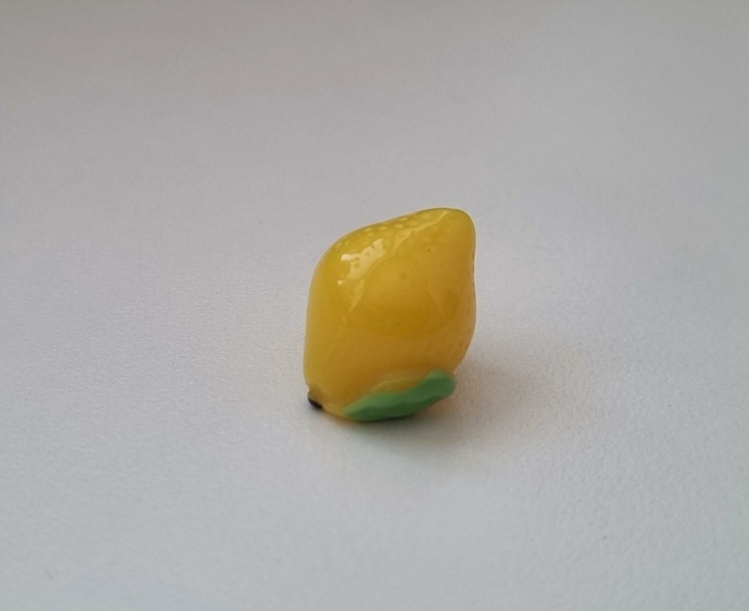 1 st gul citron / miniatyrcitron. Miniatyr för dockskåp / tittskåp