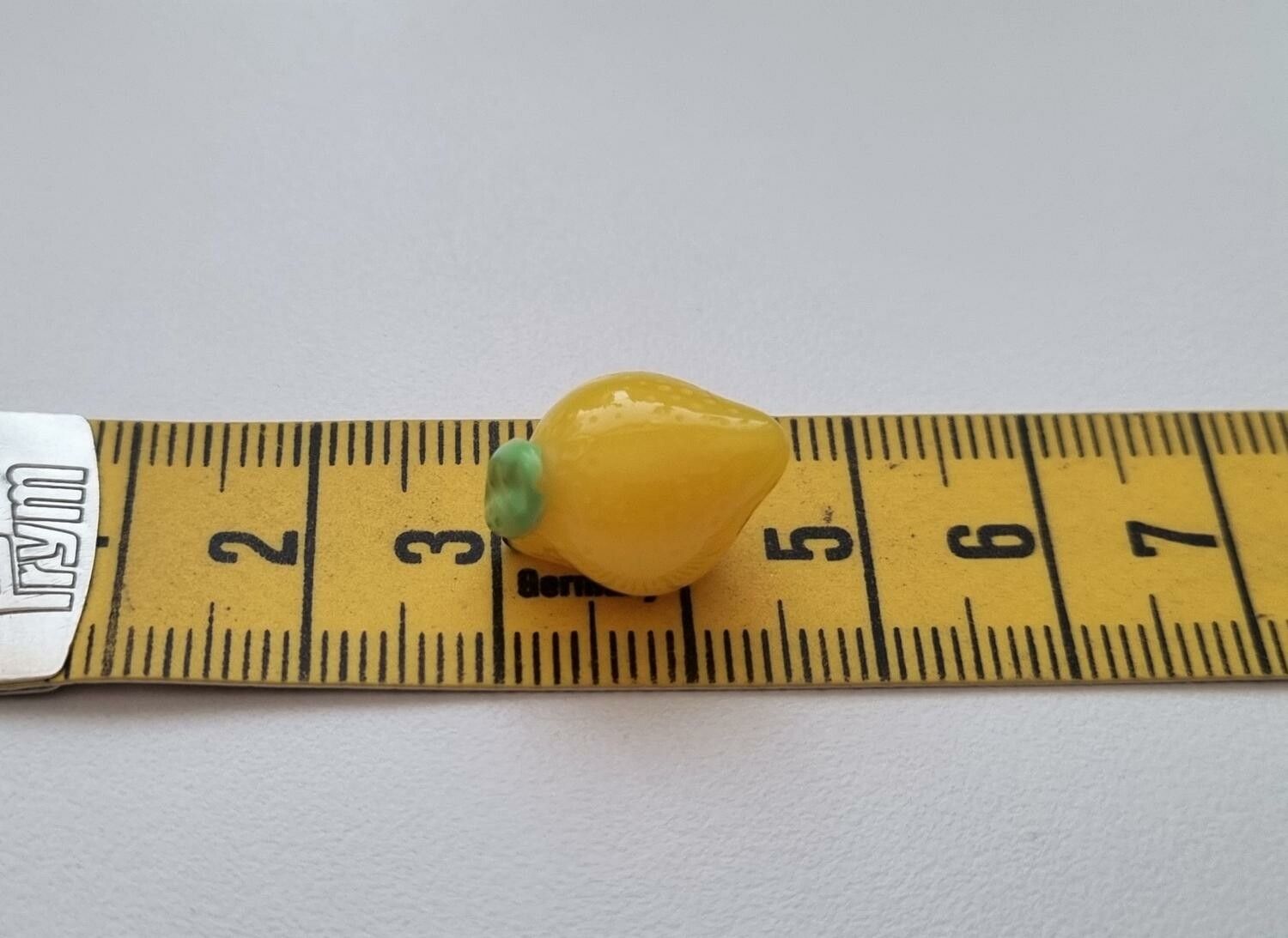 1 st gul citron / miniatyrcitron. Miniatyr för dockskåp / tittskåp