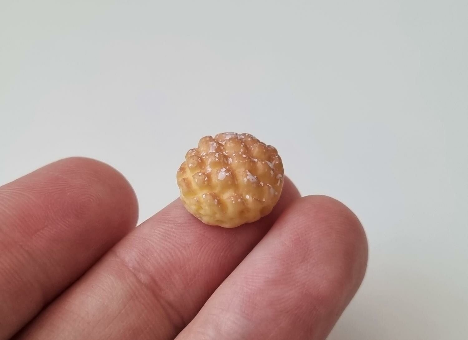 1 st bröd, miniatyrbröd. Miniatyrer till dockskåp, tittskåp (variant 3)