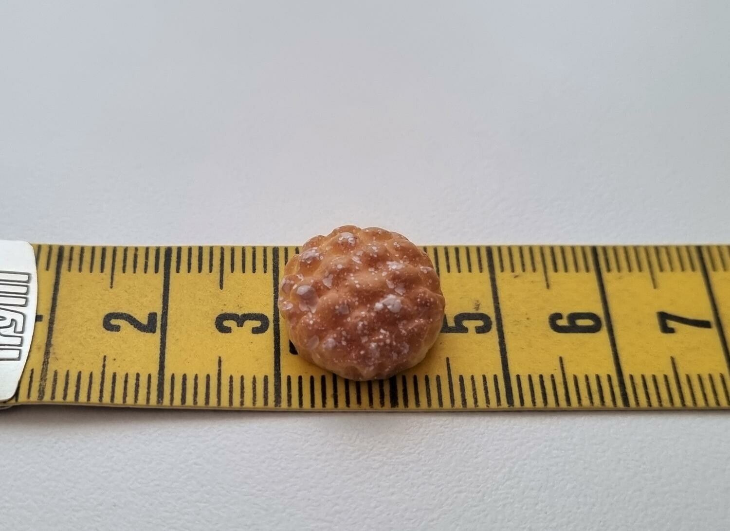 1 st bröd, miniatyrbröd. Miniatyrer till dockskåp, tittskåp (variant 3)