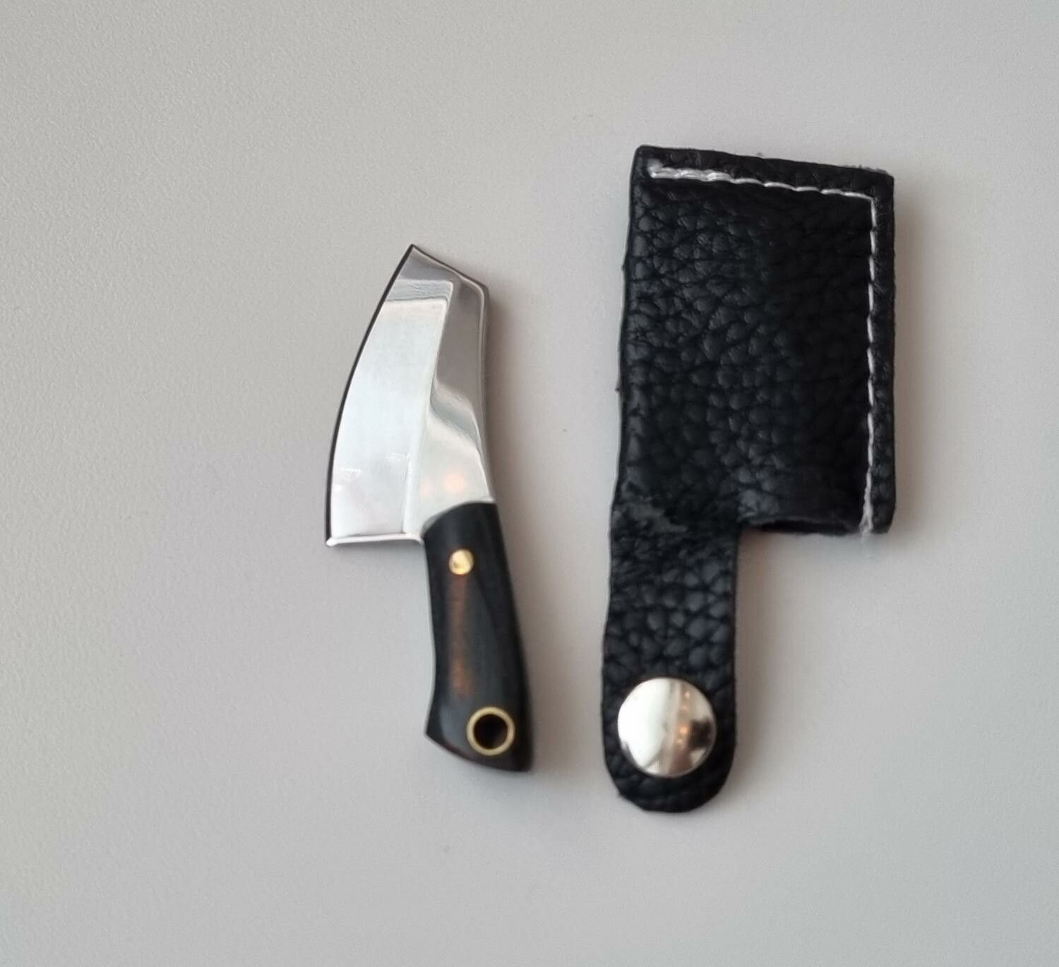 Gullig liten miniatyrkniv / minikniv med fodral