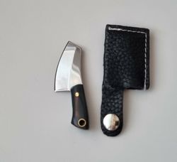 Gullig liten miniatyrkniv / minikniv med fodral