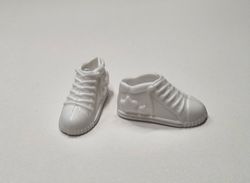 1 par vita dockskor, miniskor, Miniatyrer till dockskåp, tittskåp med mera