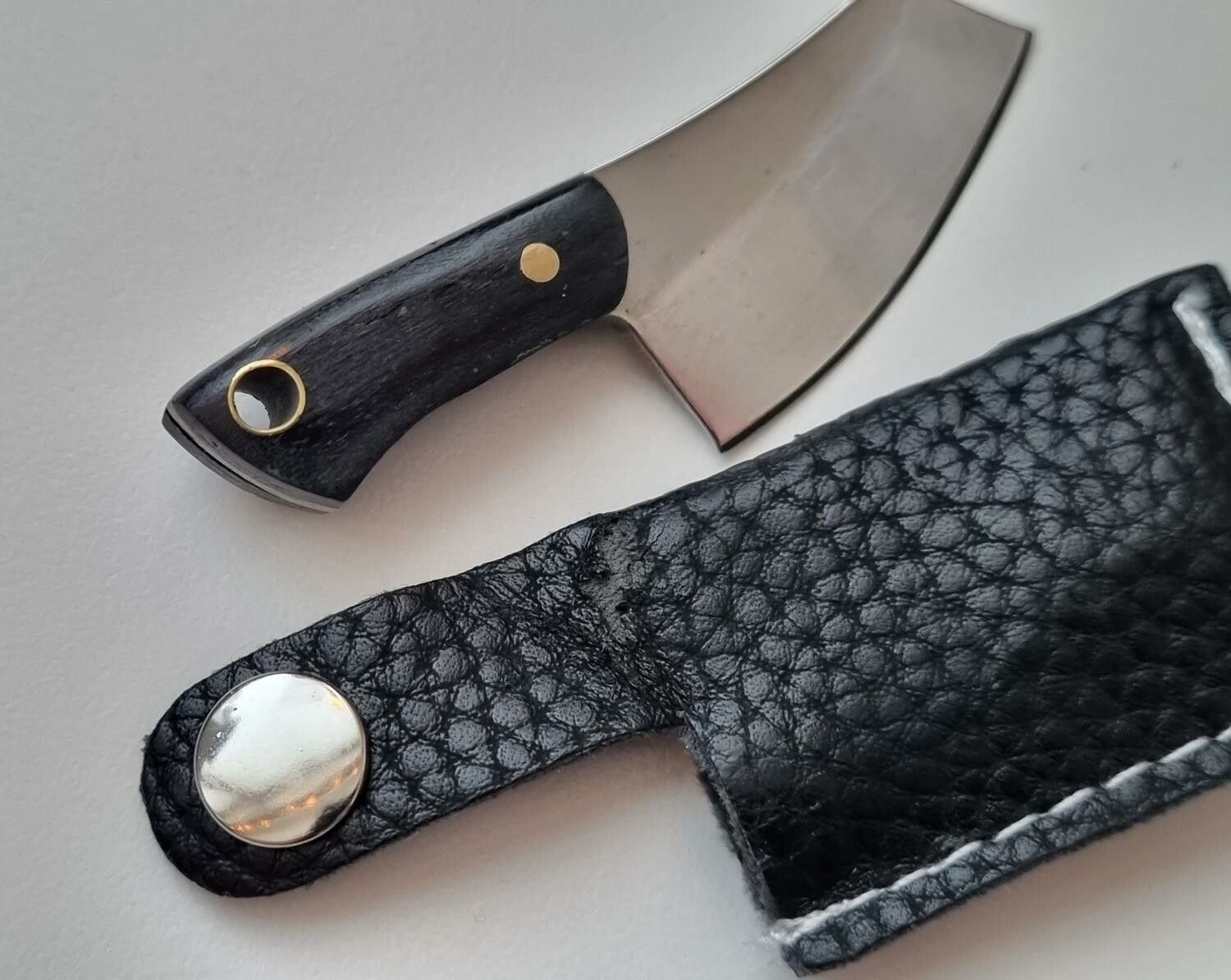 Gullig liten miniatyrkniv / minikniv med fodral