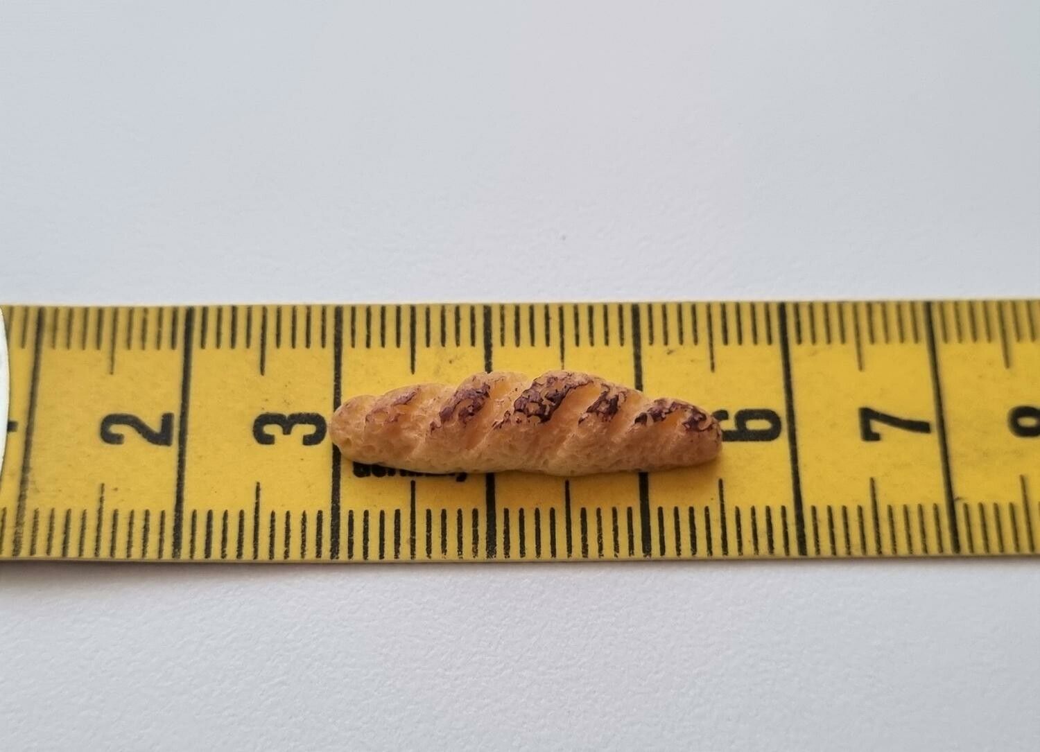 1 st baguette / bröd, miniatyrbröd. Miniatyrer till dockskåp, tittskåp