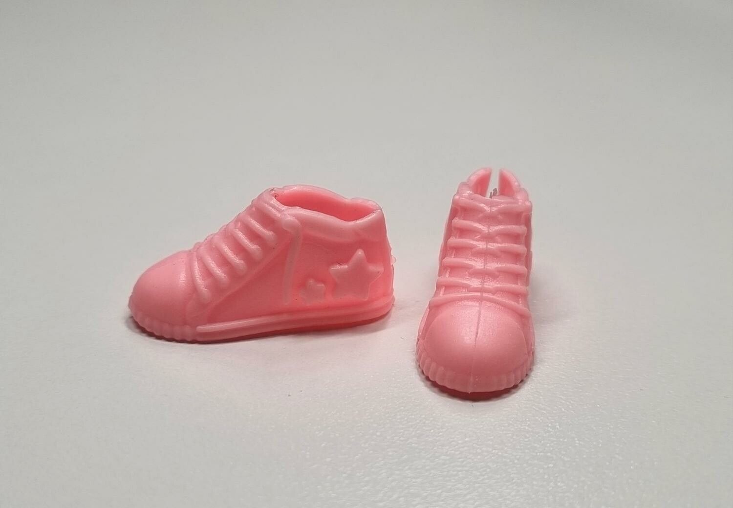 1 par rosa dockskor, miniskor, Miniatyrer till dockskåp, tittskåp med mera