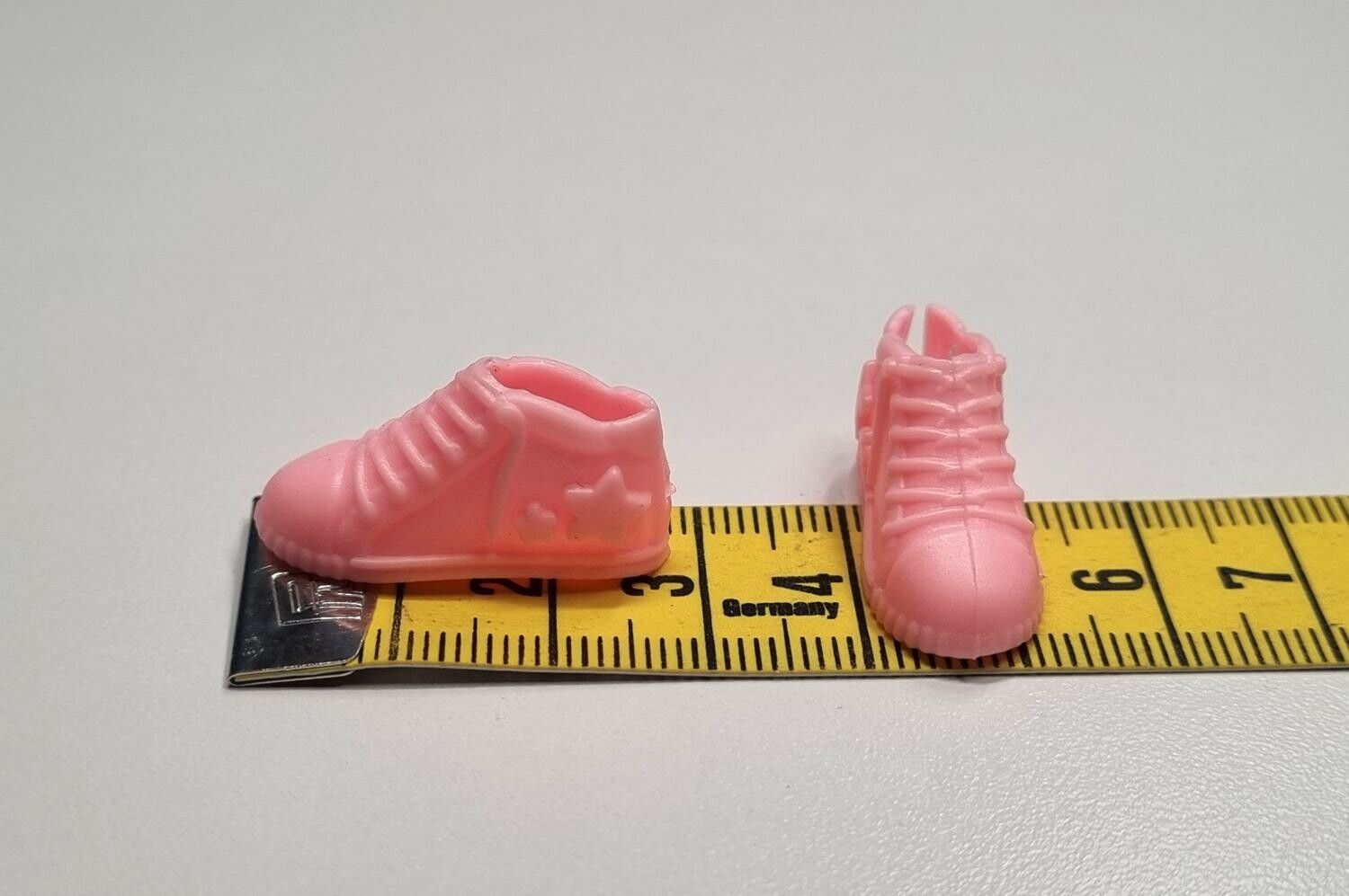 1 par rosa dockskor, miniskor, Miniatyrer till dockskåp, tittskåp med mera