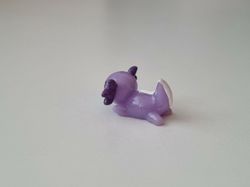 Söt lila axolotl, miniatyr för dekoration, dockskåp med mera