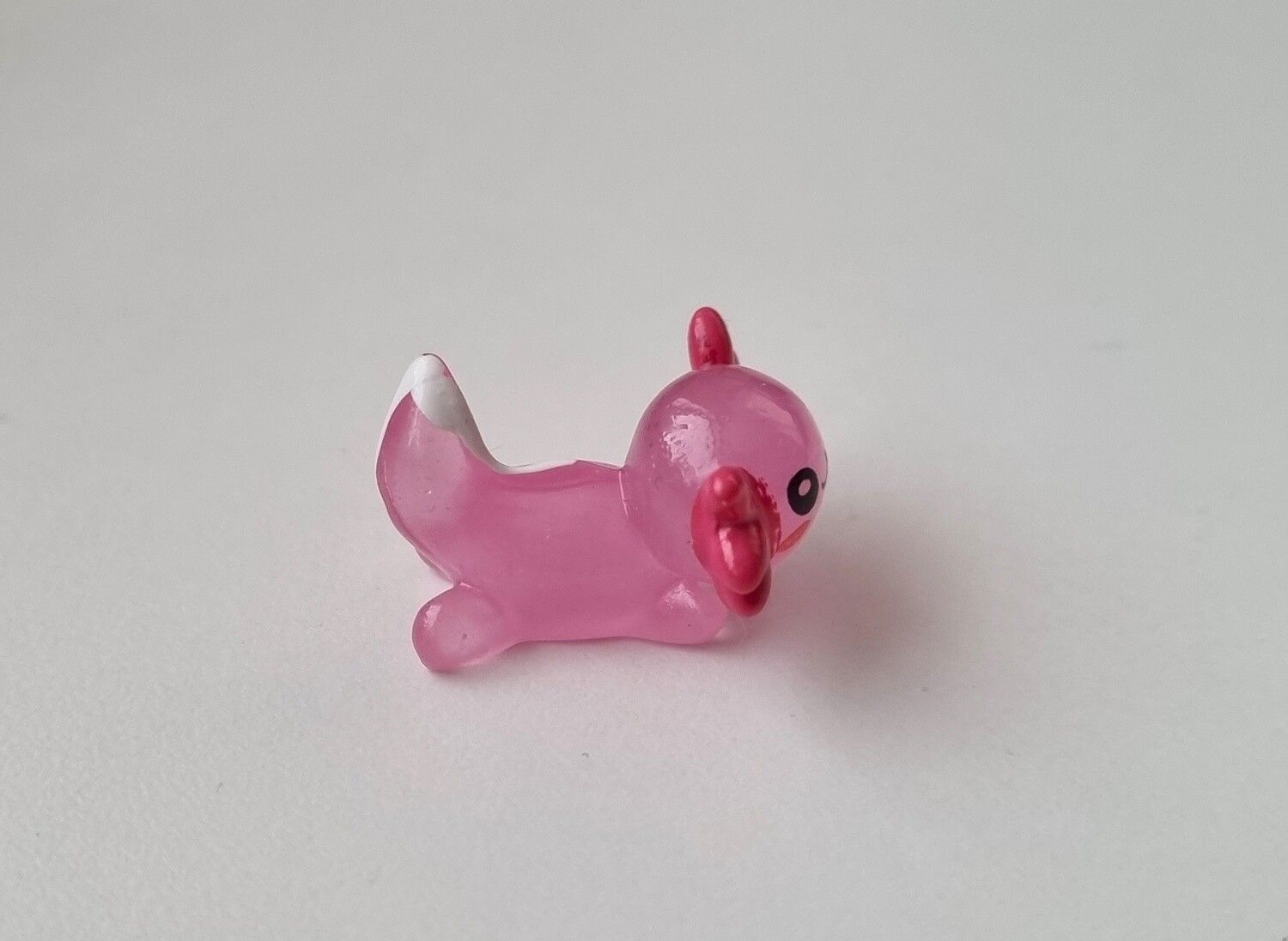 Söt cerise axolotl, miniatyr för dekoration, dockskåp med mera