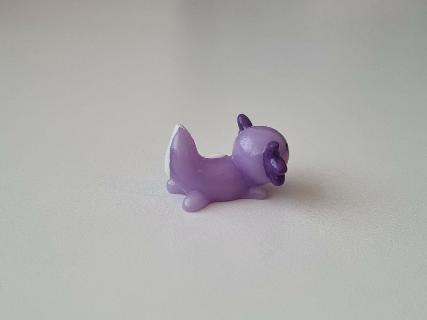 Söt lila axolotl, miniatyr för dekoration, dockskåp med mera