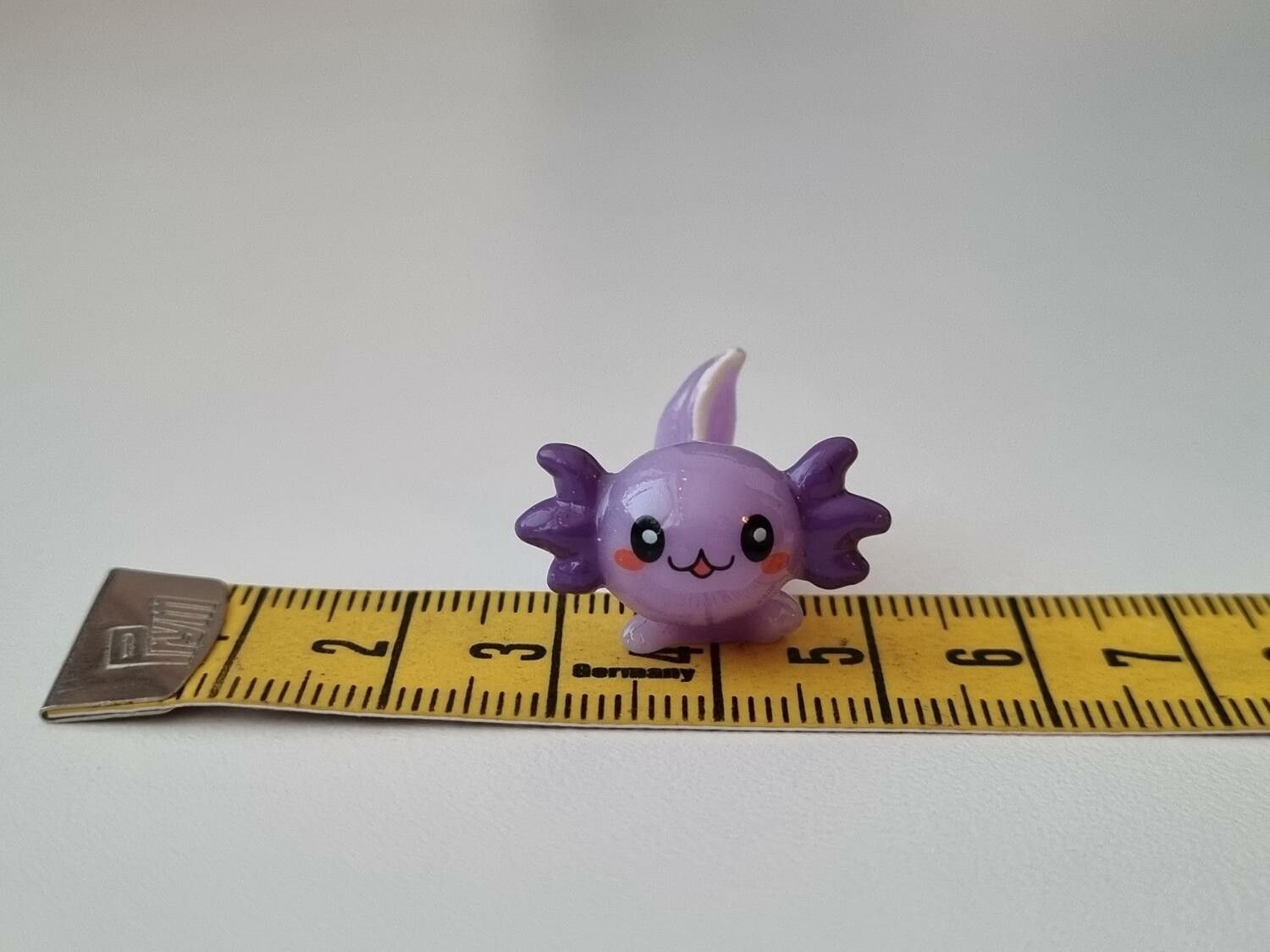 Söt lila axolotl, miniatyr för dekoration, dockskåp med mera