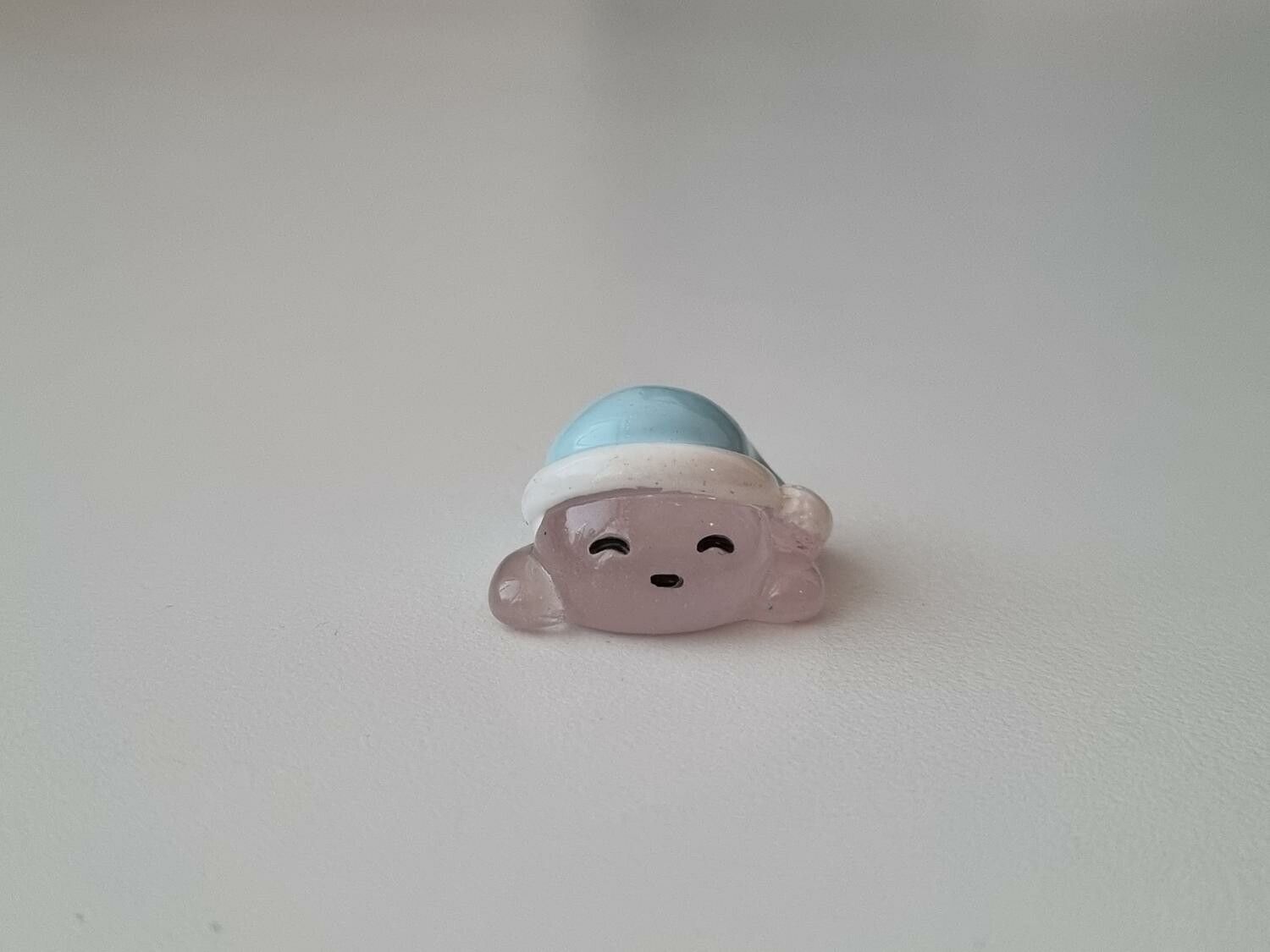 Litet sagoväsen med blå mössa / miniatyr