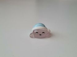 Litet sagoväsen med blå mössa / miniatyr