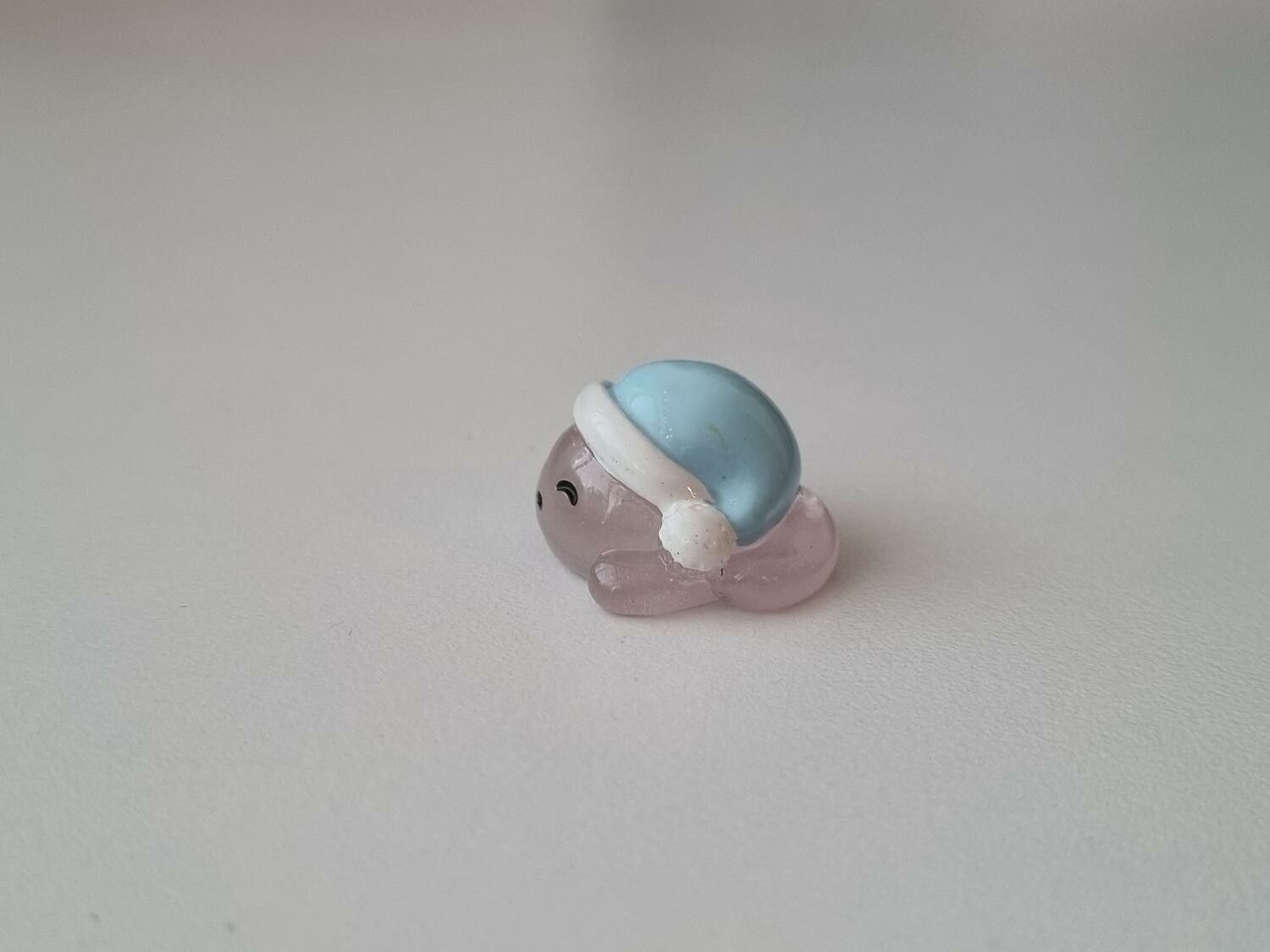 Litet sagoväsen med blå mössa / miniatyr