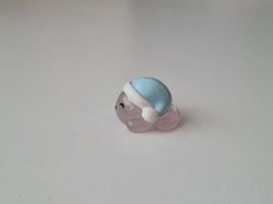 Litet sagoväsen med blå mössa / miniatyr