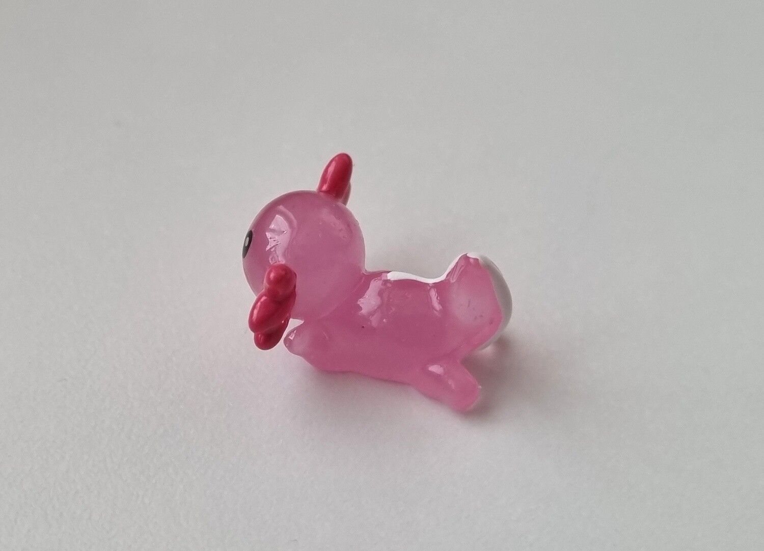 Söt cerise axolotl, miniatyr för dekoration, dockskåp med mera