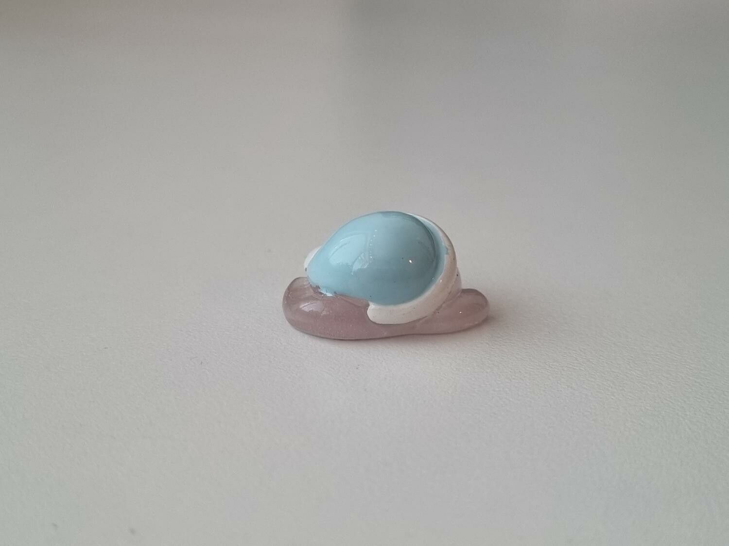 Litet sagoväsen med blå mössa / miniatyr