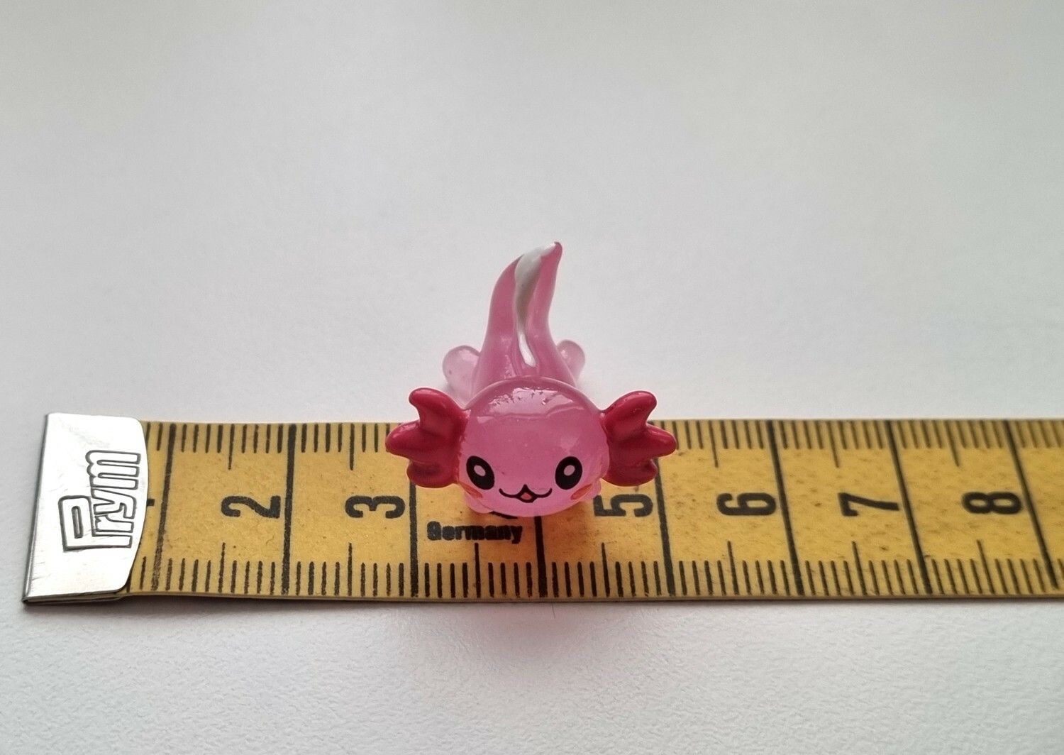 Söt cerise axolotl, miniatyr för dekoration, dockskåp med mera