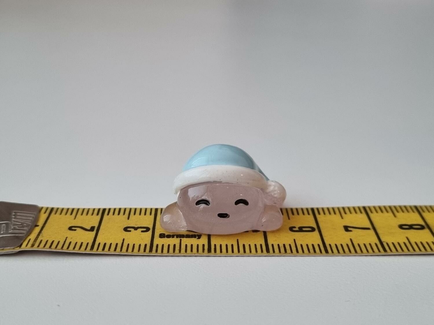 Litet sagoväsen med blå mössa / miniatyr