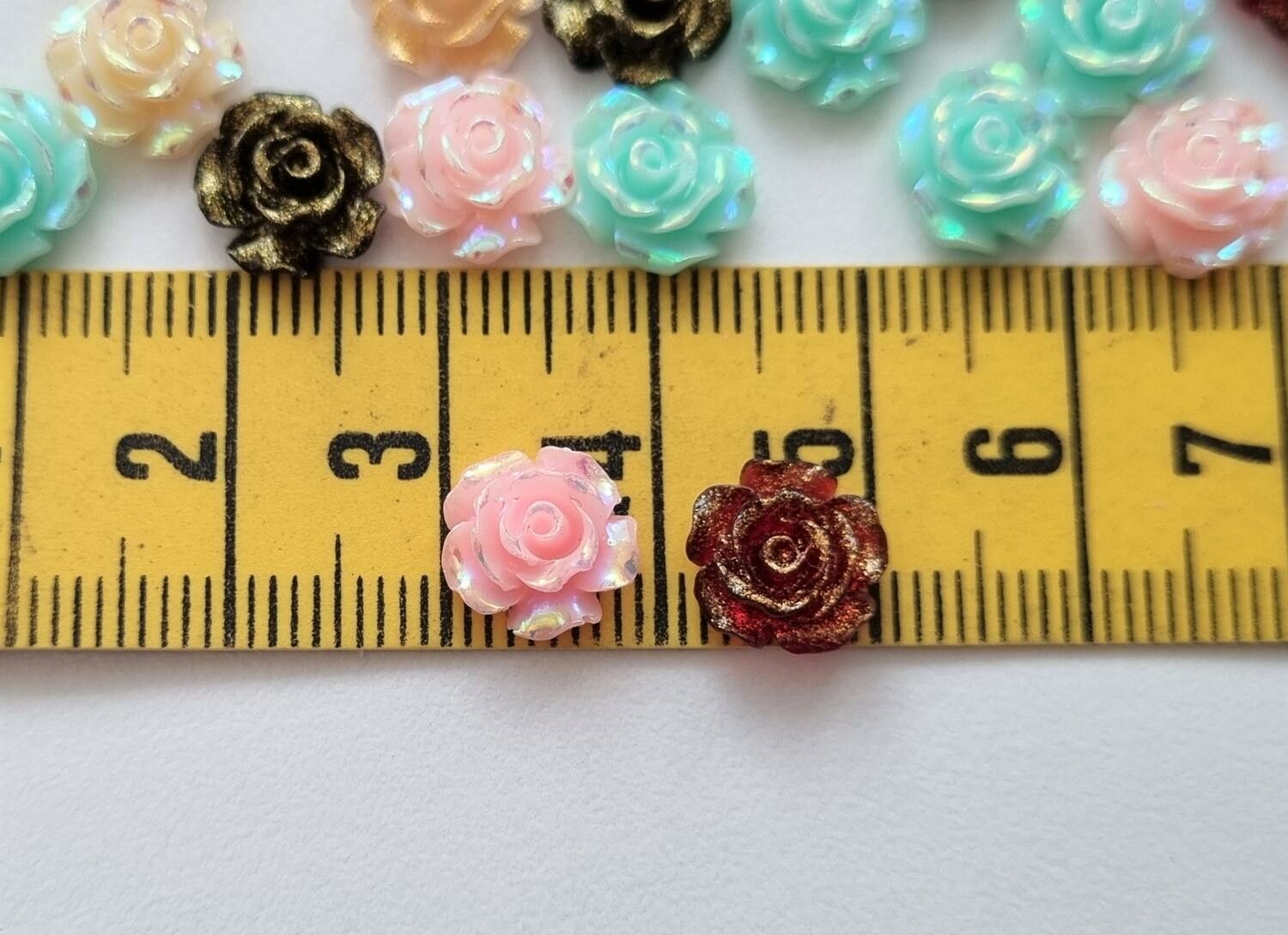 20 st rosor / rosknoppar. Flatbacks för dekoration och scrapbooking