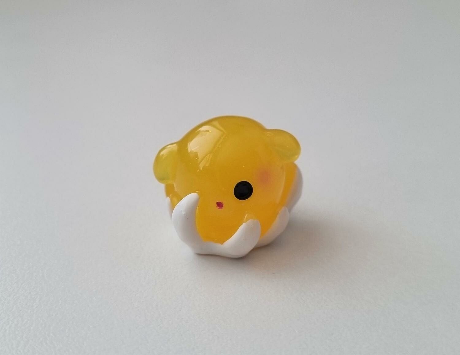 Gullig liten gul sagofigur, miniatyr