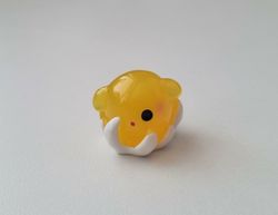 Gullig liten gul sagofigur, miniatyr