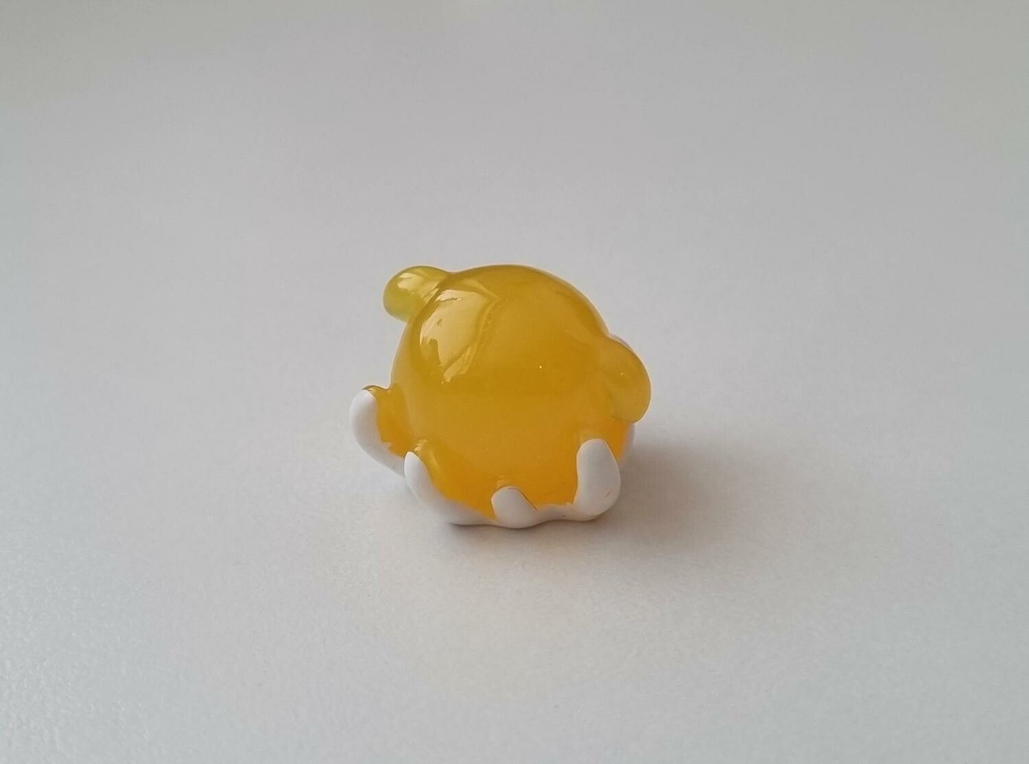 Gullig liten gul sagofigur, miniatyr