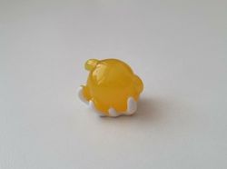 Gullig liten gul sagofigur, miniatyr